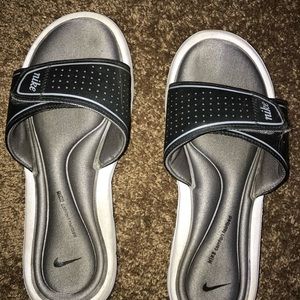 NIKE SLIDES